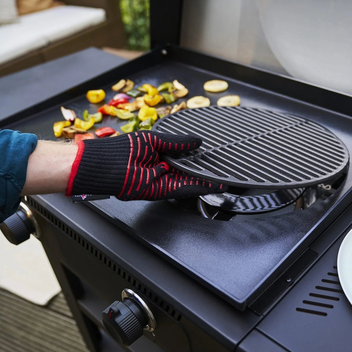 Char-Broil Grill Gazowy Versa-Tile, 2-Strefowy Grill Płytowy, Powierzchnia Gotowania: 70 x 50 cm, System Modułowy 3 w 1: Płyta, Ruszt i Piec do Pizzy