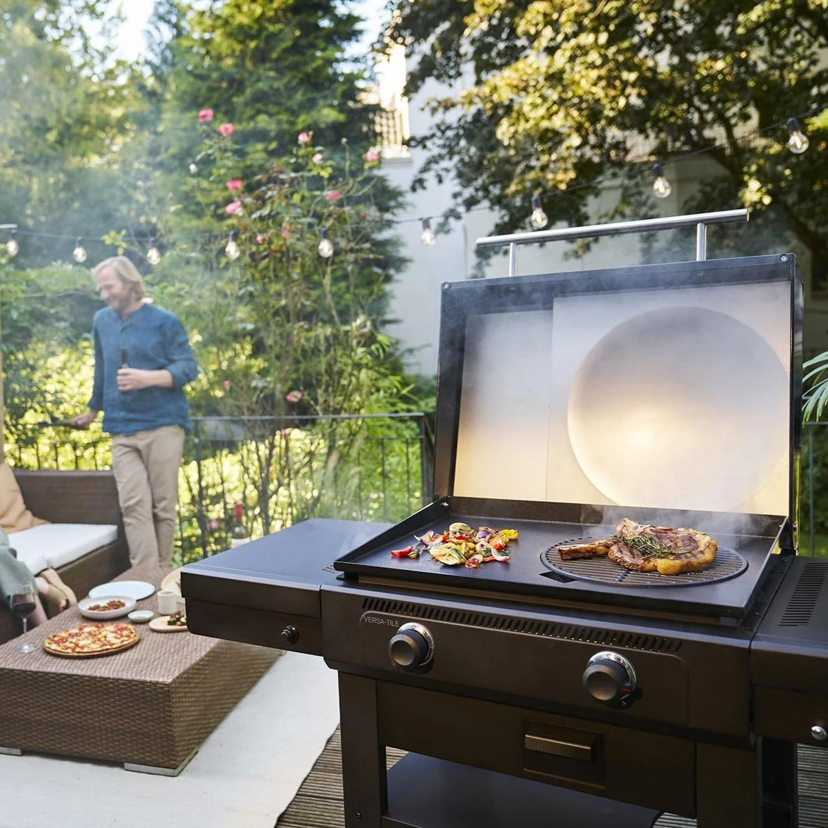 Char-Broil Grill Gazowy Versa-Tile, 2-Strefowy Grill Płytowy, Powierzchnia Gotowania: 70 x 50 cm, System Modułowy 3 w 1: Płyta, Ruszt i Piec do Pizzy
